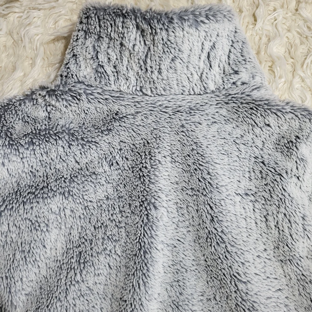 Patagonia Grey Women's Long Sleeve Full Zip Up Faux Fur Sweater Jacket Medium - Picture 9 of 9